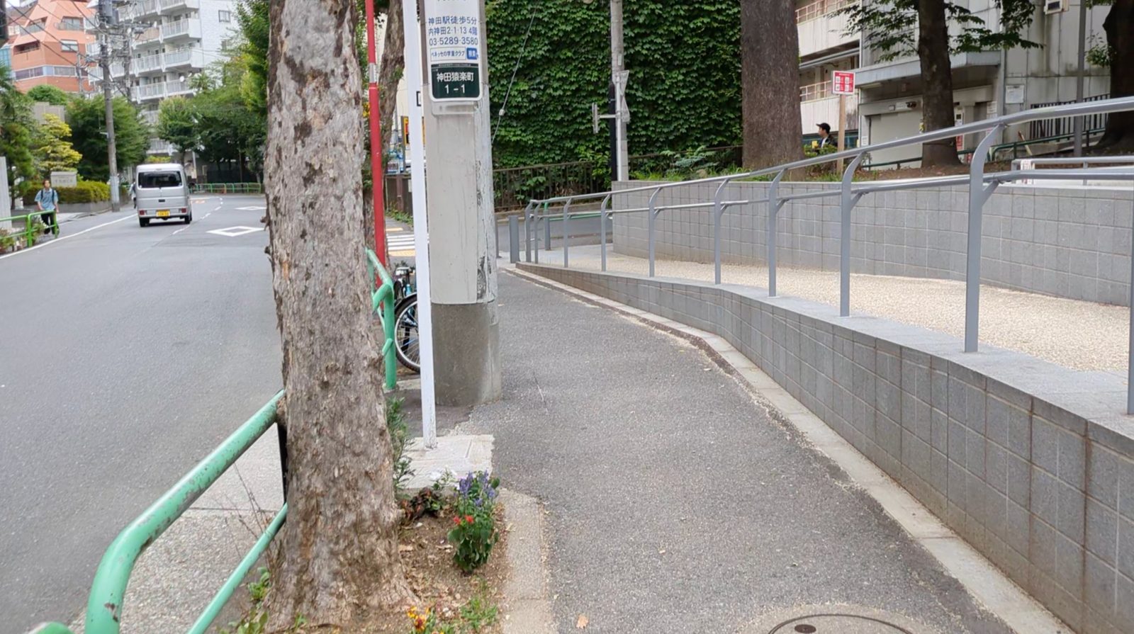 神田猿楽町の通りの風景